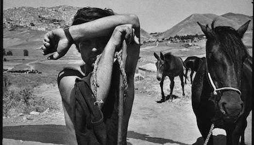 Arriva ad Aosta la mostra di Leonard Freed. Cento scatti che il fotografo americano ha dedicato al nostro paese